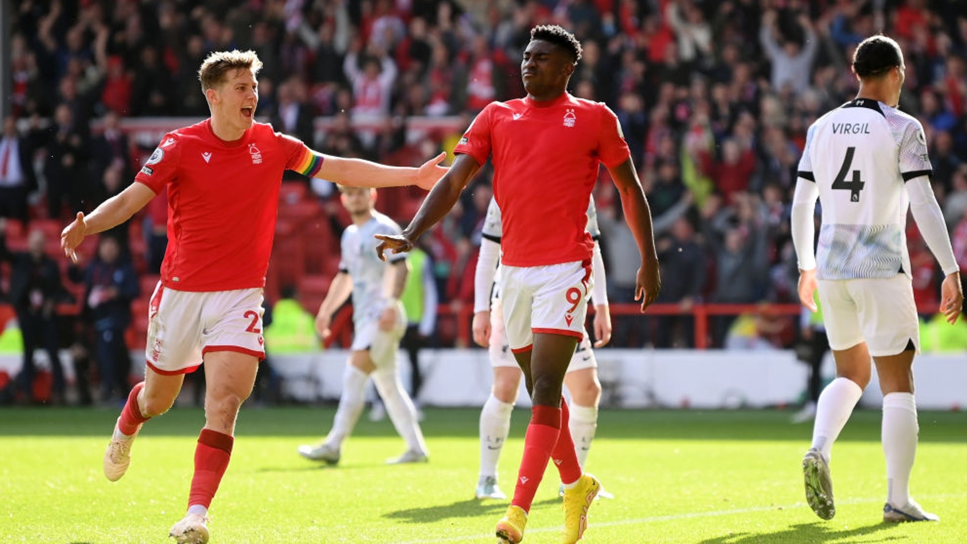 充满激情地 充满激情地